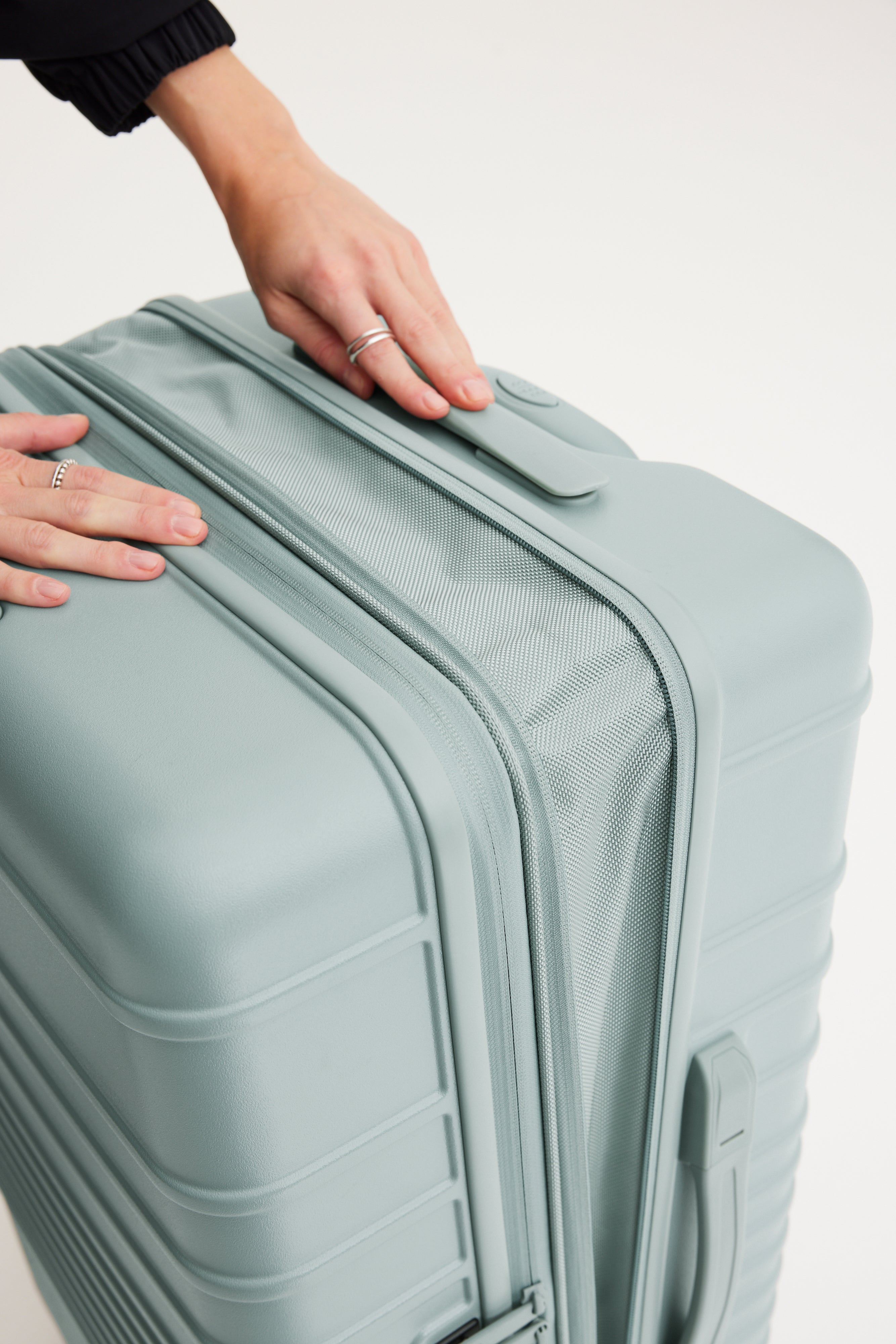 Resale The Medium Check-In Roller in Slate